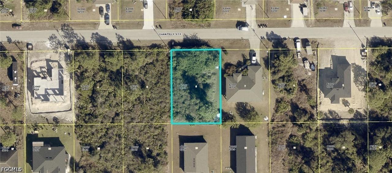 858 Chantilly St., Lehigh Acres, FL 33974