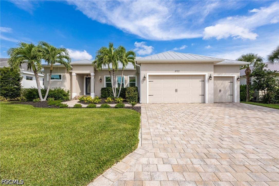8702 Lakefront Ct., Fort Myers, FL 33908
