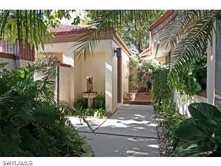 554 Bay Villas Ln., Naples, FL 34108
