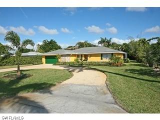 2338 Beacon Ln., Naples, FL 34103