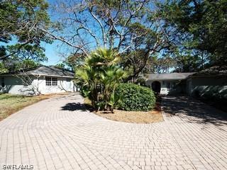 400 Cocohatchee Dr., Naples, FL 34110