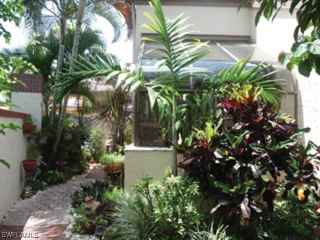577 Bay Villas Ln., Naples, FL 34108