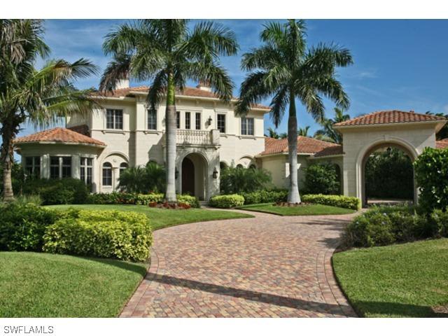 2569 Escada Dr., Naples, FL 34109