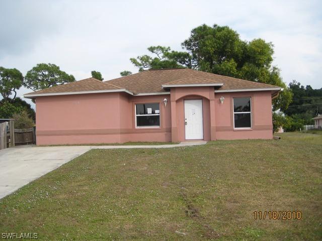 2725 Arbutus St., Naples, FL 34112