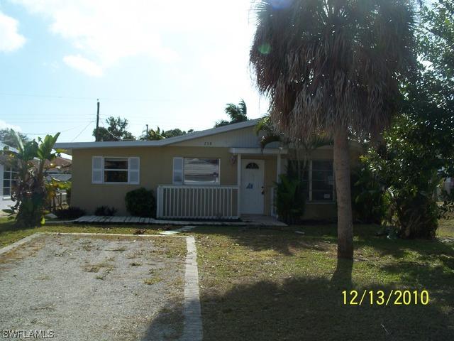 758 93rd Ave., Naples, FL 34108