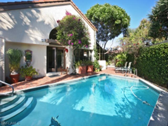 525 Bay Villas Ln., Naples, FL