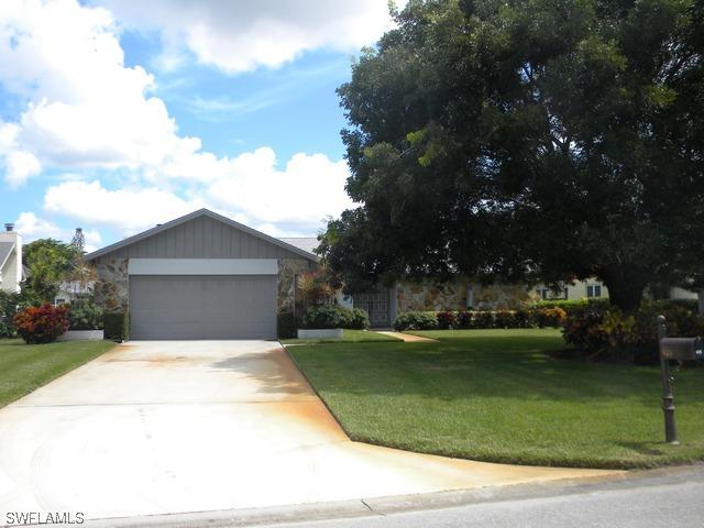 425 Pine Lake Dr., Naples, FL 34112