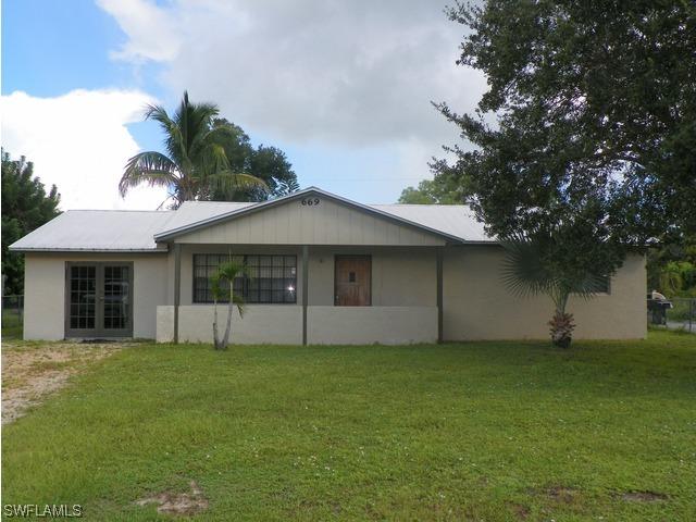 669 Pine Cone Ln., Naples, FL 34104