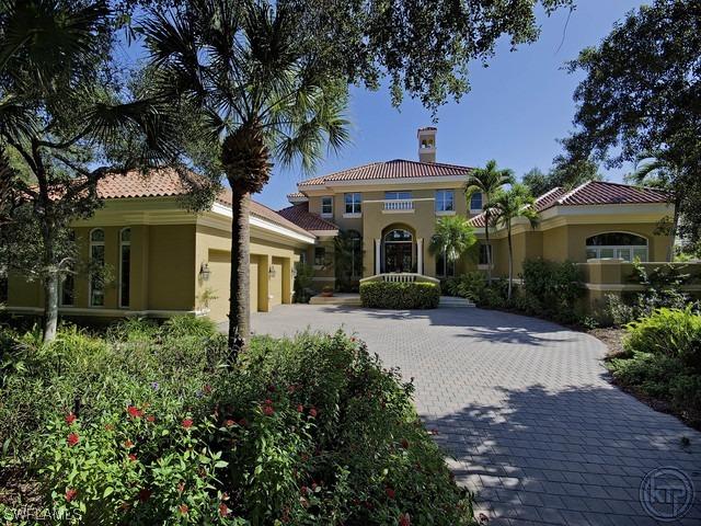 890 Barcarmil Way, Naples, FL 34110