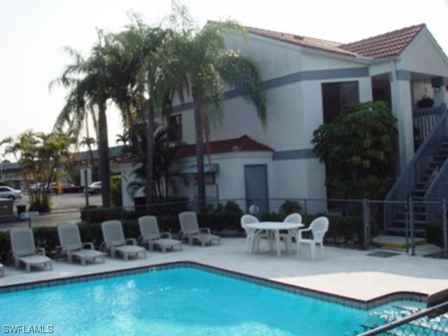 400 Valley Stream Dr. #201, Naples, FL