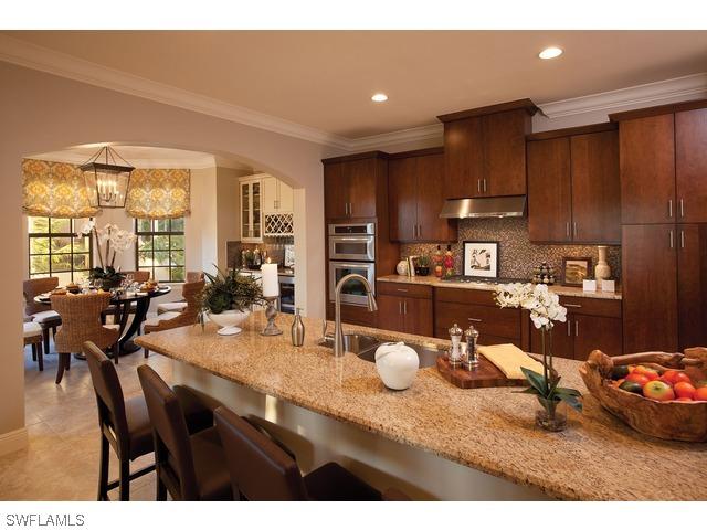 2555 Marquesa Royale Ln. #102, Naples, FL 34109