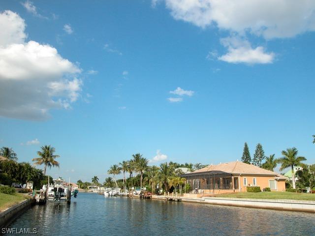 475 Barcelona Ct., Marco Island, FL 34145