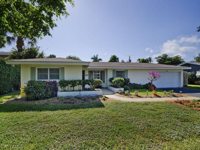 1130 Lastrada Ln., Naples, FL 34103