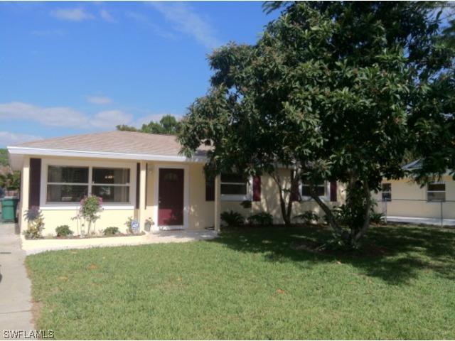 725 Pine Cone Ln., Naples, FL 34104