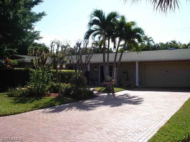 580 Springline Dr., Naples, FL 34102