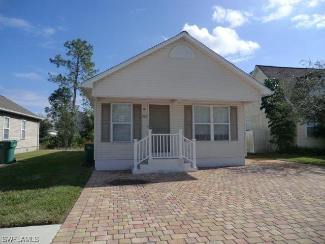 202 Leawood Cir., Naples, FL