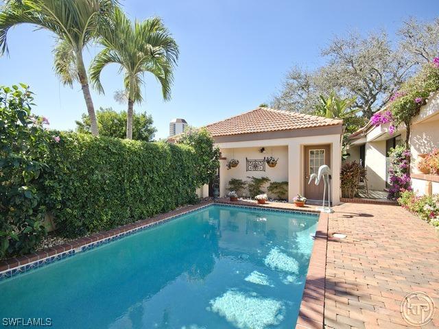 538 Bay Villas Ln., Naples, FL 34108