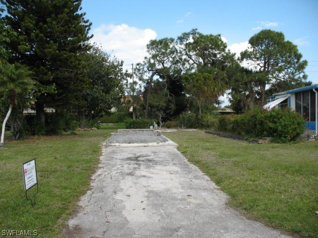 527 Monte Carlo Ln., Naples, FL 34112