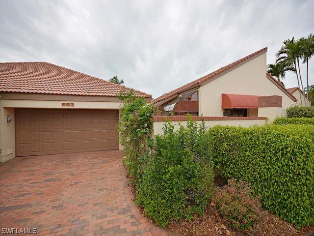 553 Bay Villas Ln., Naples, FL 34108
