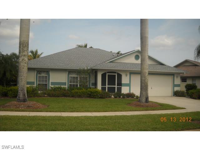 121 Versailles Cir., Naples, FL 34112