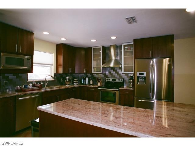 882 Bluebird St., Naples, FL