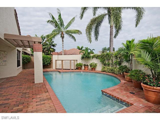 548 Bay Villas Ln., Naples, FL
