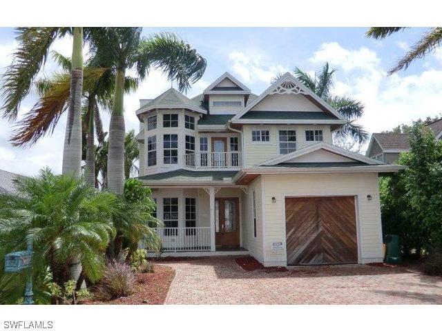 377 Leawood Cir., Naples, FL 34104