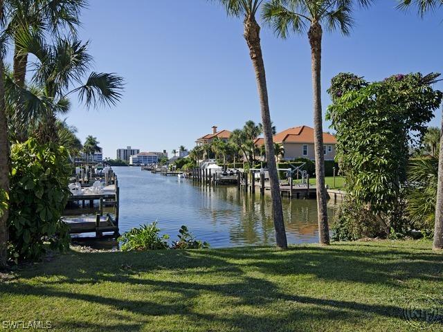 9602 Vanderbilt Dr., Naples, FL 34108