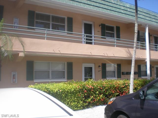 300 Valley Stream Dr. ##9, Naples, FL