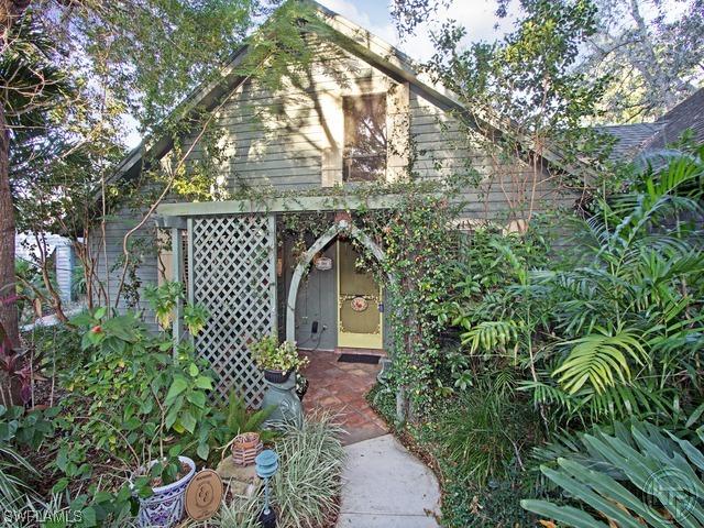 1261 Solana Rd., Naples, FL 34103