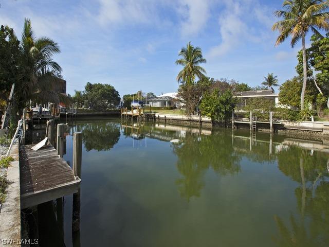568 Goldcoast Ct., Marco Island, FL 34145