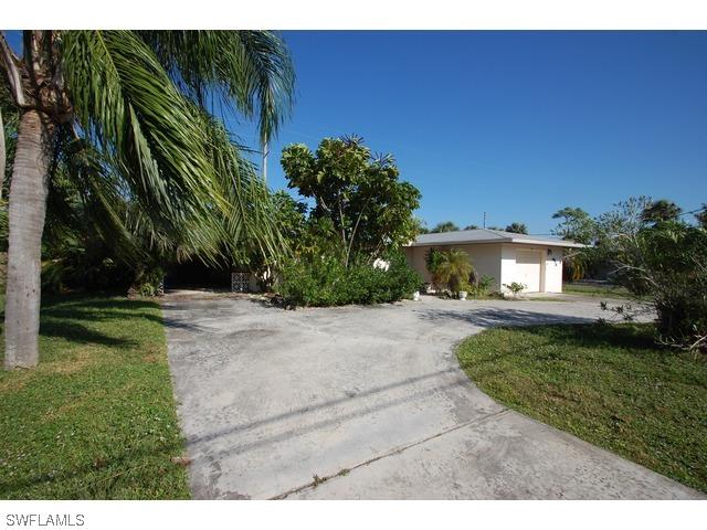 20681 Pine Tree Ln., Estero, FL