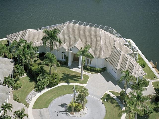 824 Caribbean Ct., Marco Island, FL