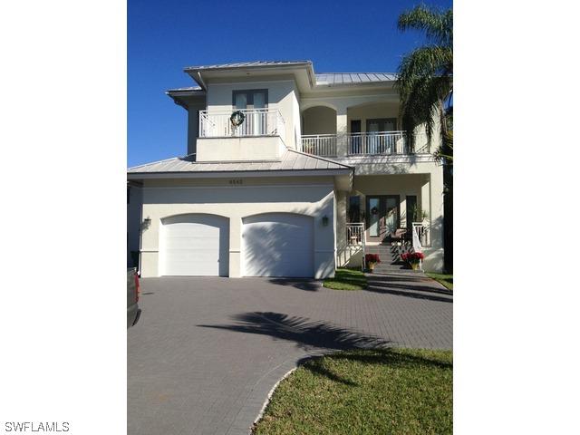 9242 Vanderbilt Dr., Naples, FL 34108