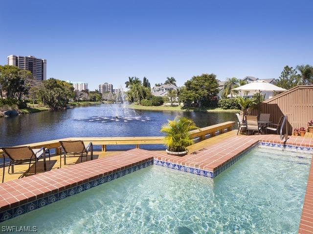 511 Bay Villas Ln., Naples, FL