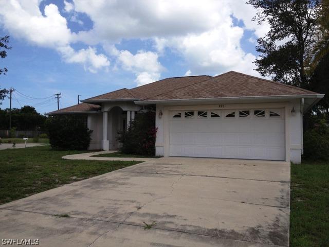 995 Hilltop Ct., Naples, FL