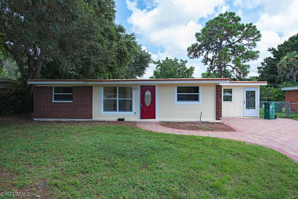 1243 Embassy Ln., Naples, FL