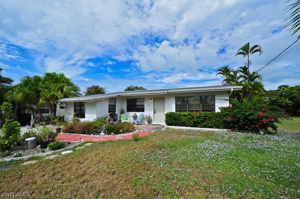 5 Pelican St., Naples, FL 34113