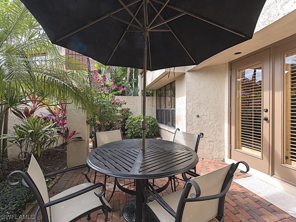 547 Bay Villas Ln., Naples, FL 34108