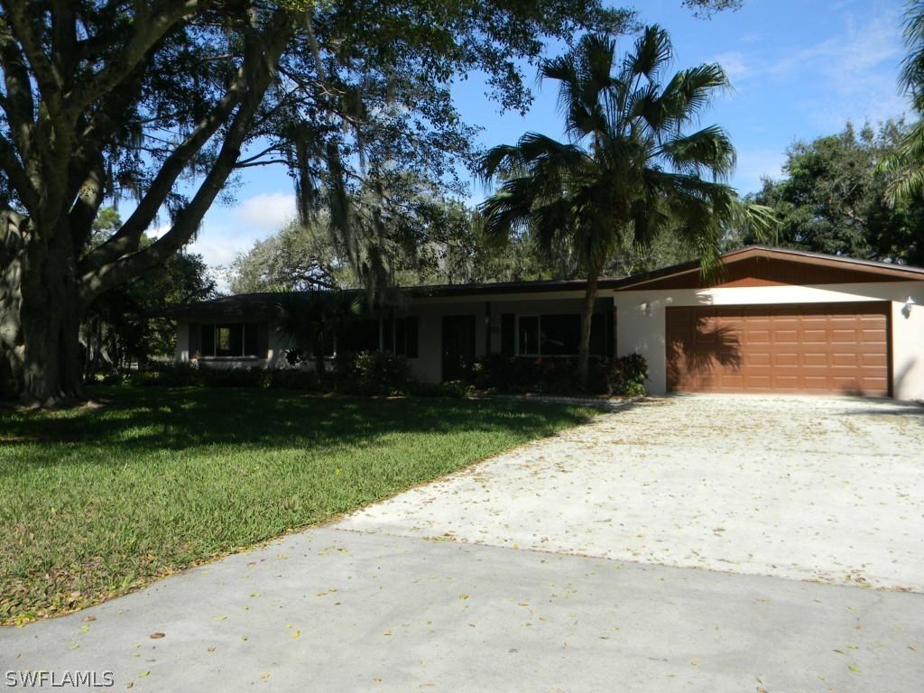 55 Aqua Ln., Fort Myers, FL 33903
