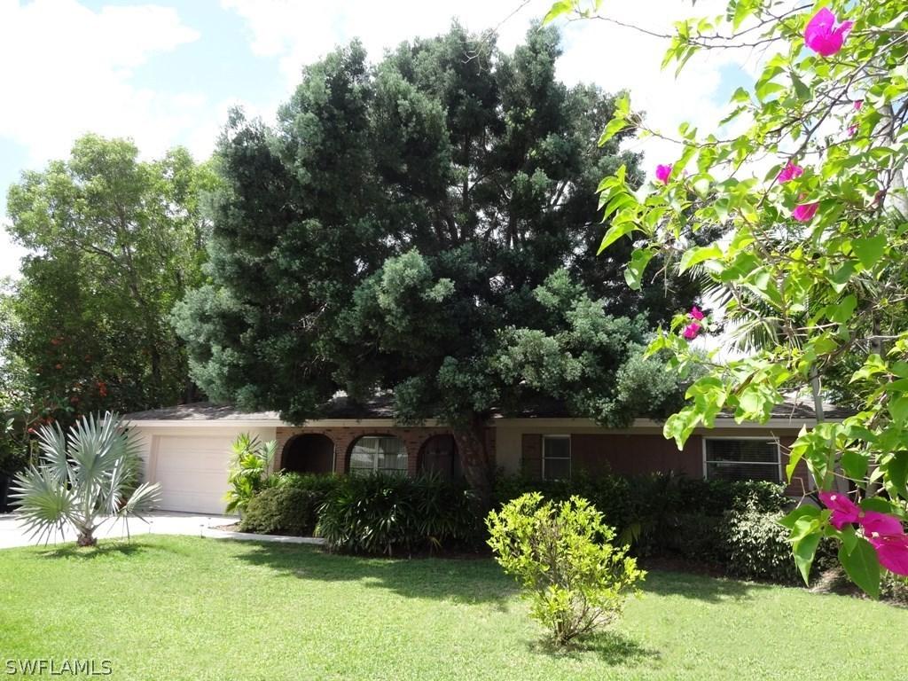 796 Entrada Dr., Fort Myers, FL 33919