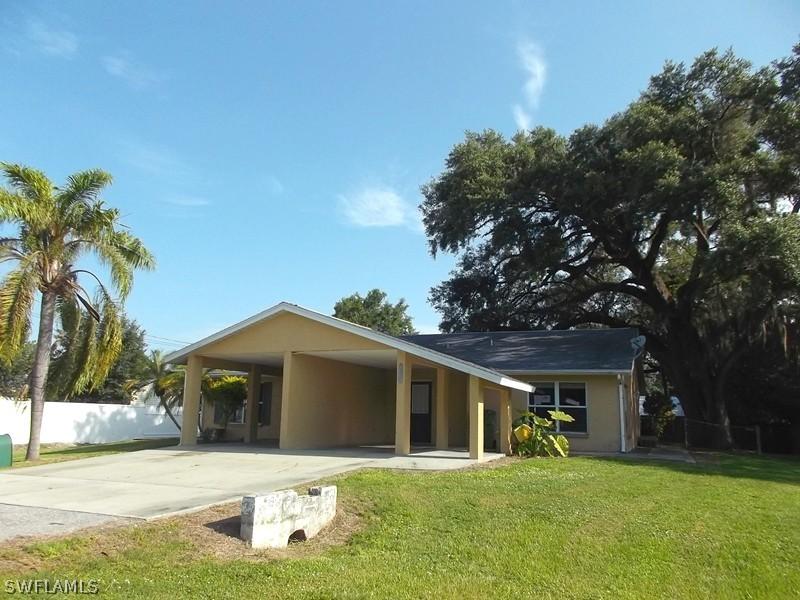 350 4th Ave., Labelle, FL 33935