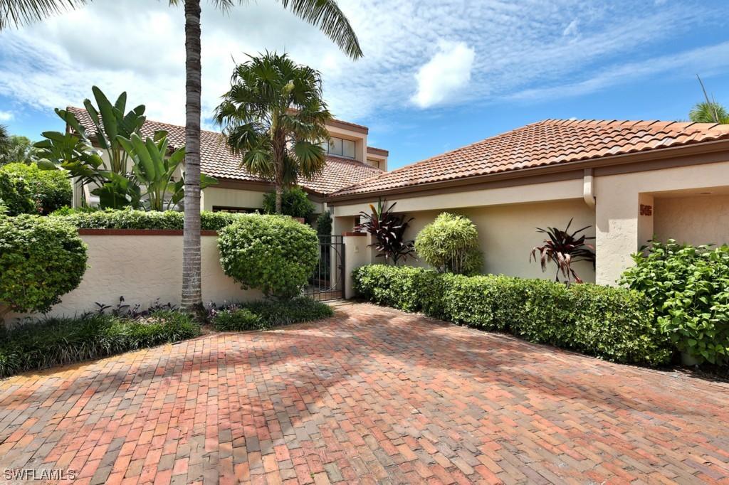 546 Bay Villas Ln., Naples, FL 34108