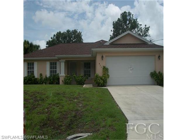 852 Glencoe St., Lehigh Acres, FL 33974
