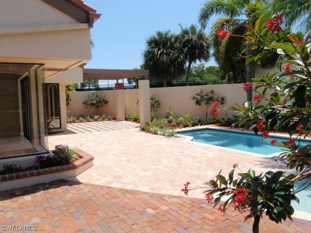 544 Bay Villas Ln., Naples, FL 34108