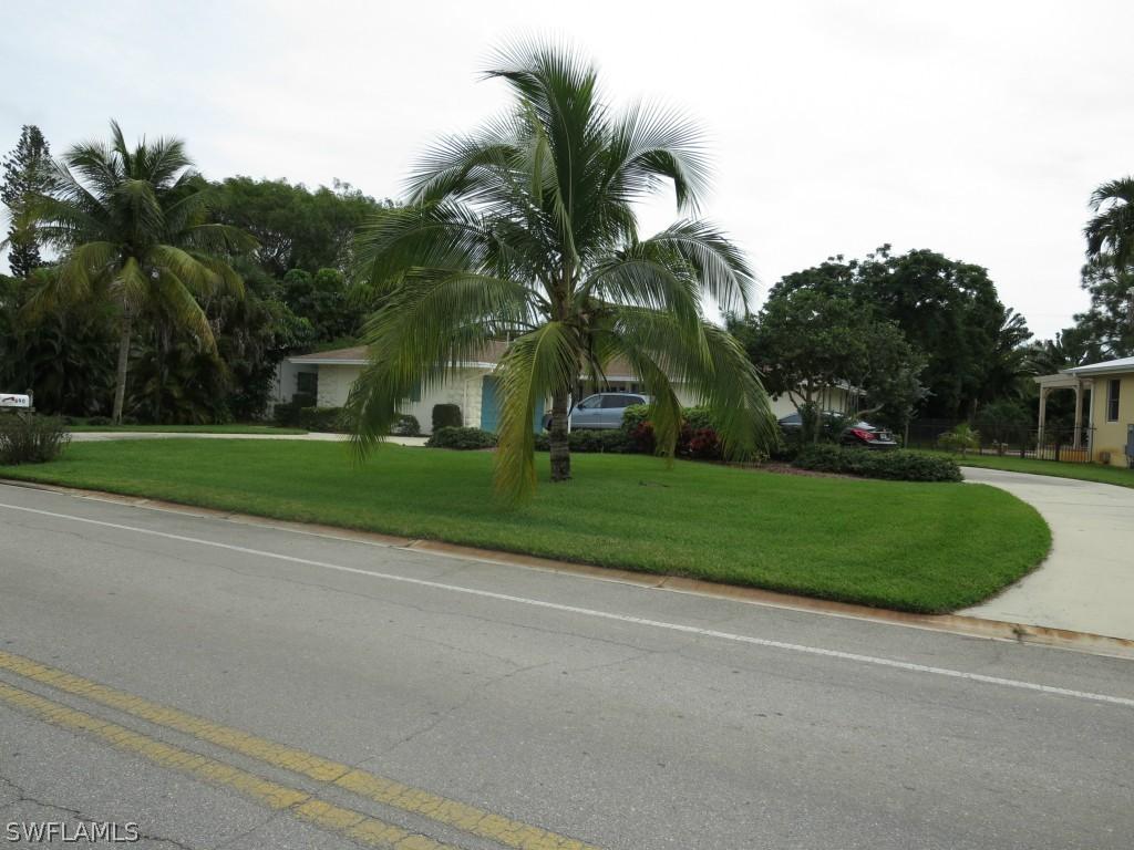 690 7th Ave., Naples, FL 34102