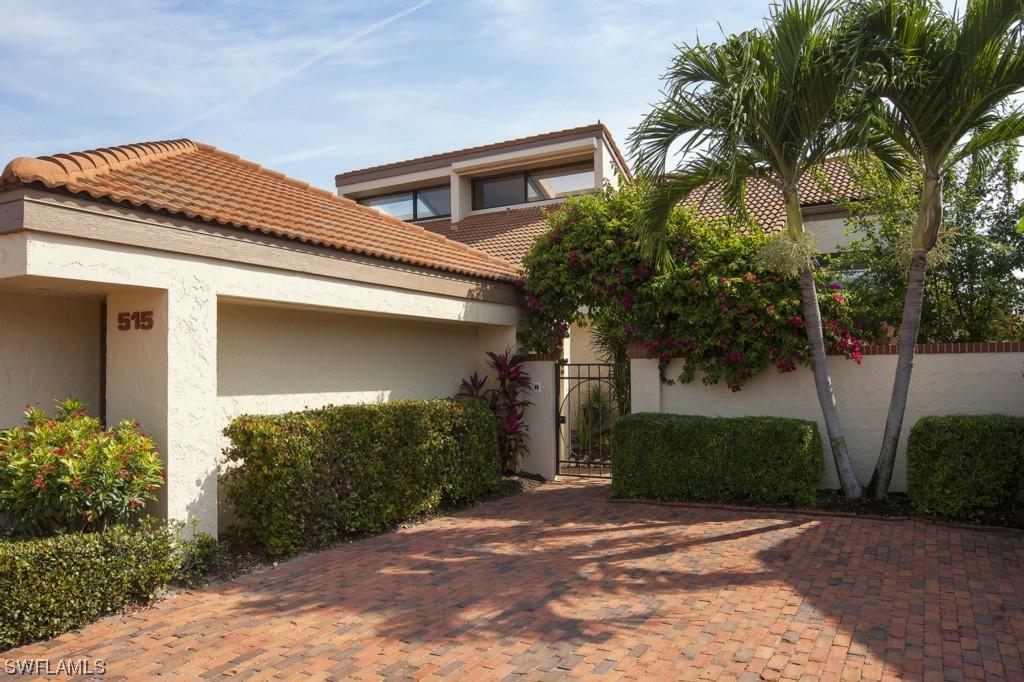 515 Bay Villas Ln., Naples, FL 34108