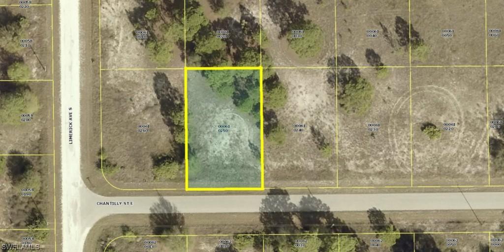 823 Chantilly St., Lehigh Acres, FL 33974
