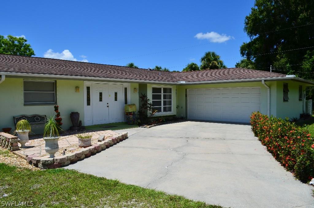 195 Abbey Ln., North Fort Myers, FL 33917