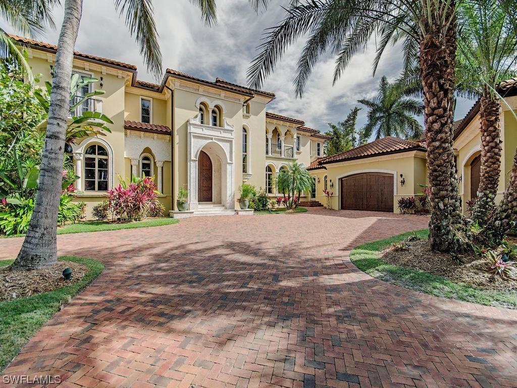 990 Aqua Cir., Naples, FL 34102